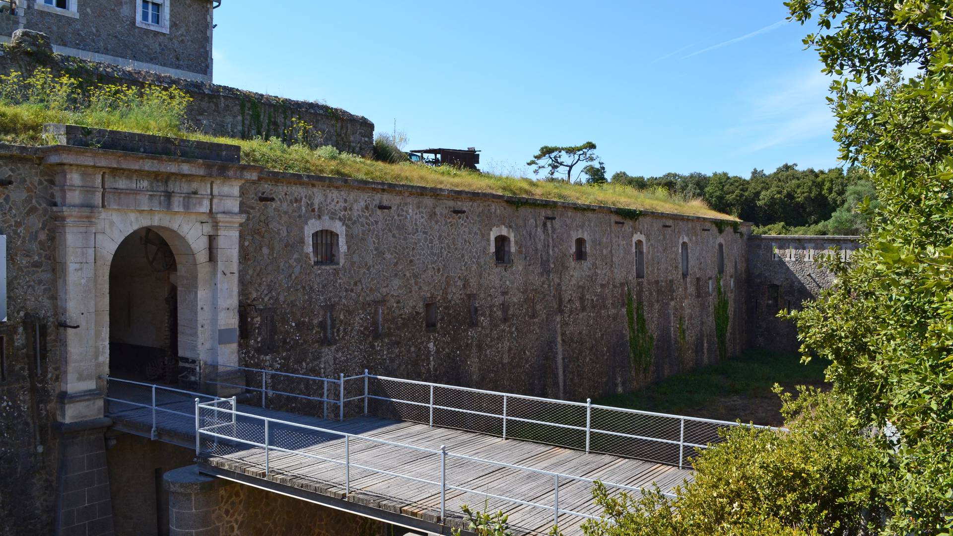 forteresse de pierre levée