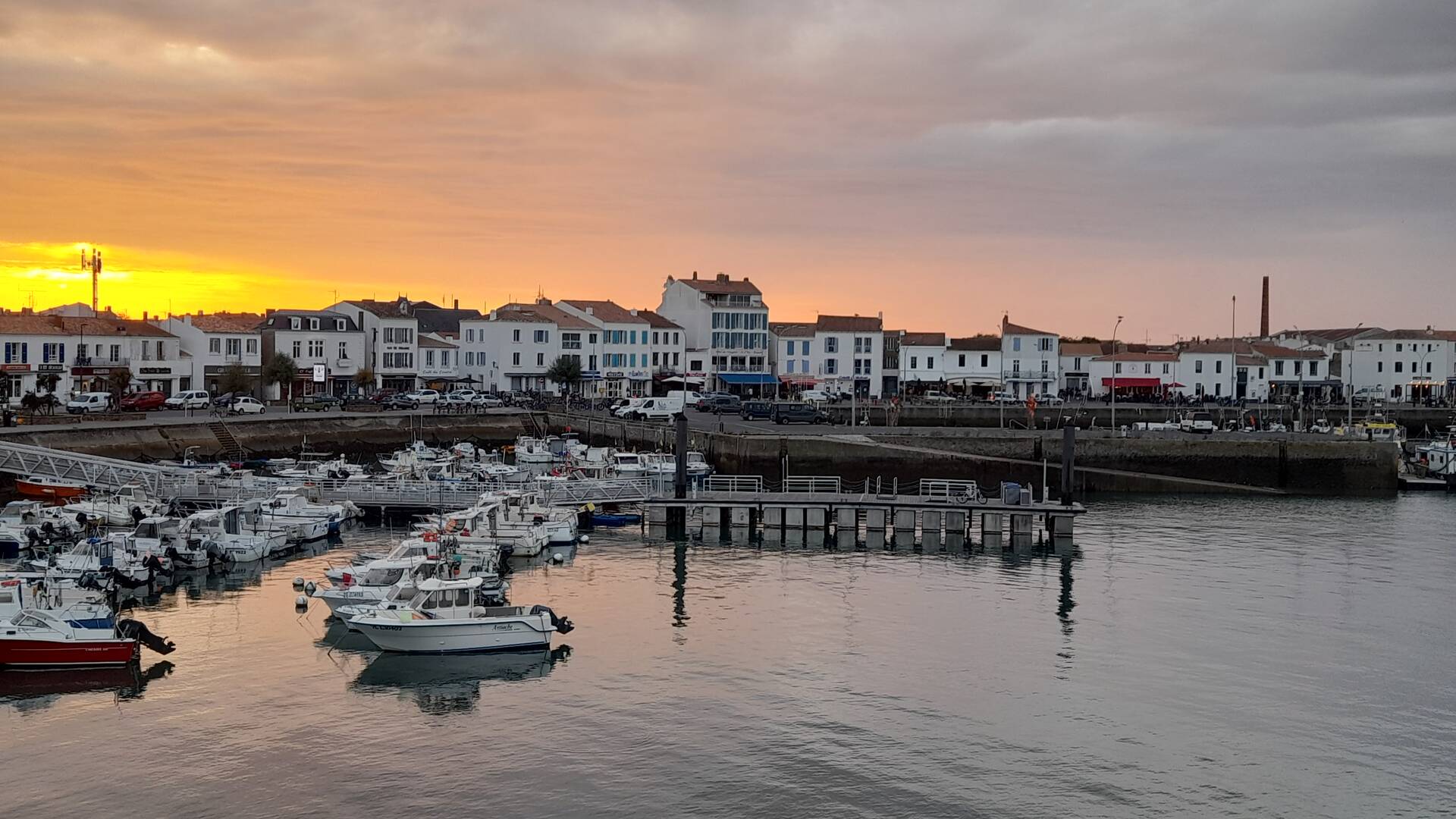 Les lumières de fin de journée sur Port Joinville